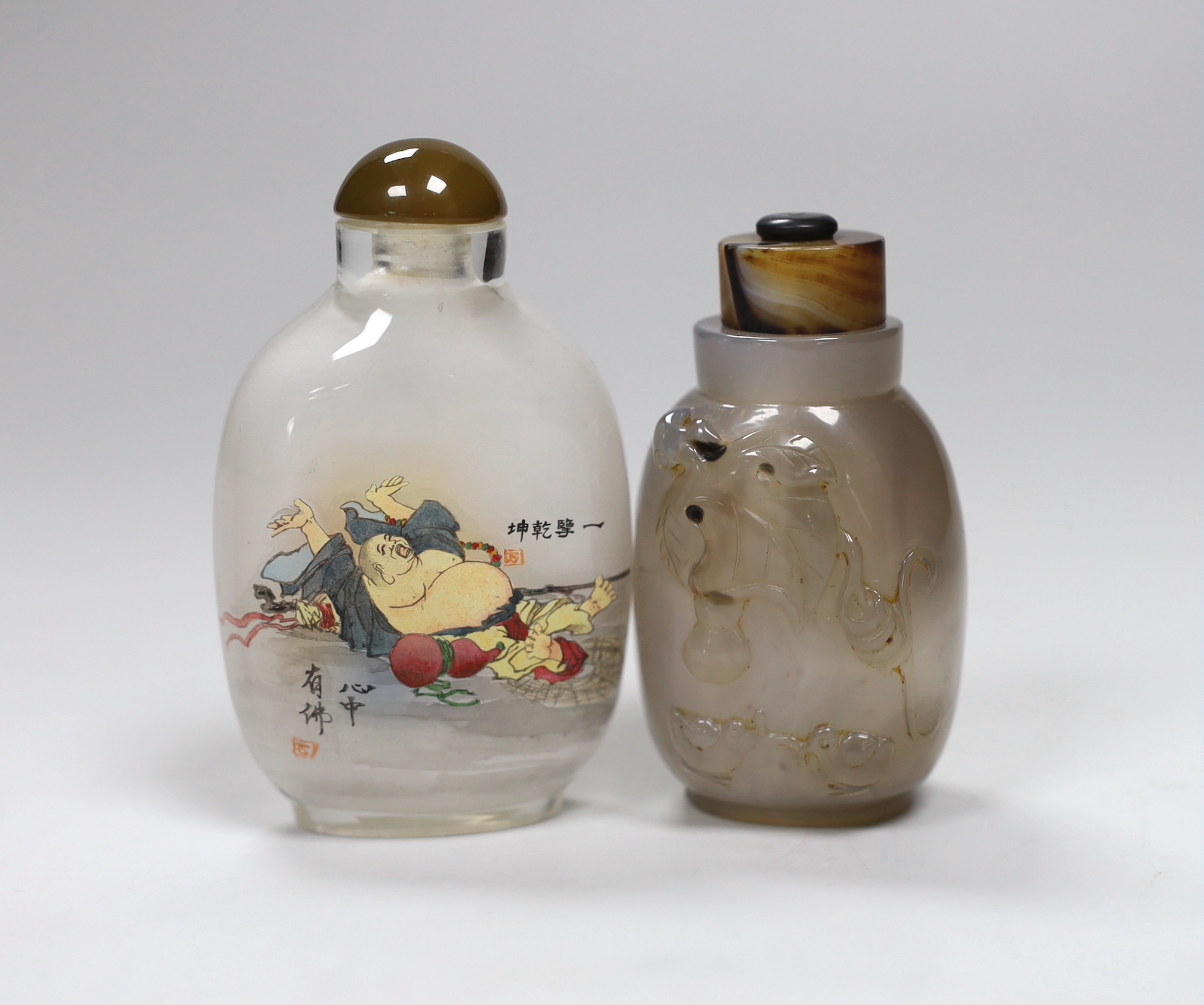A Chinese agate snuff bottle and an internally painted snuff bottle, the largest 8cm high
